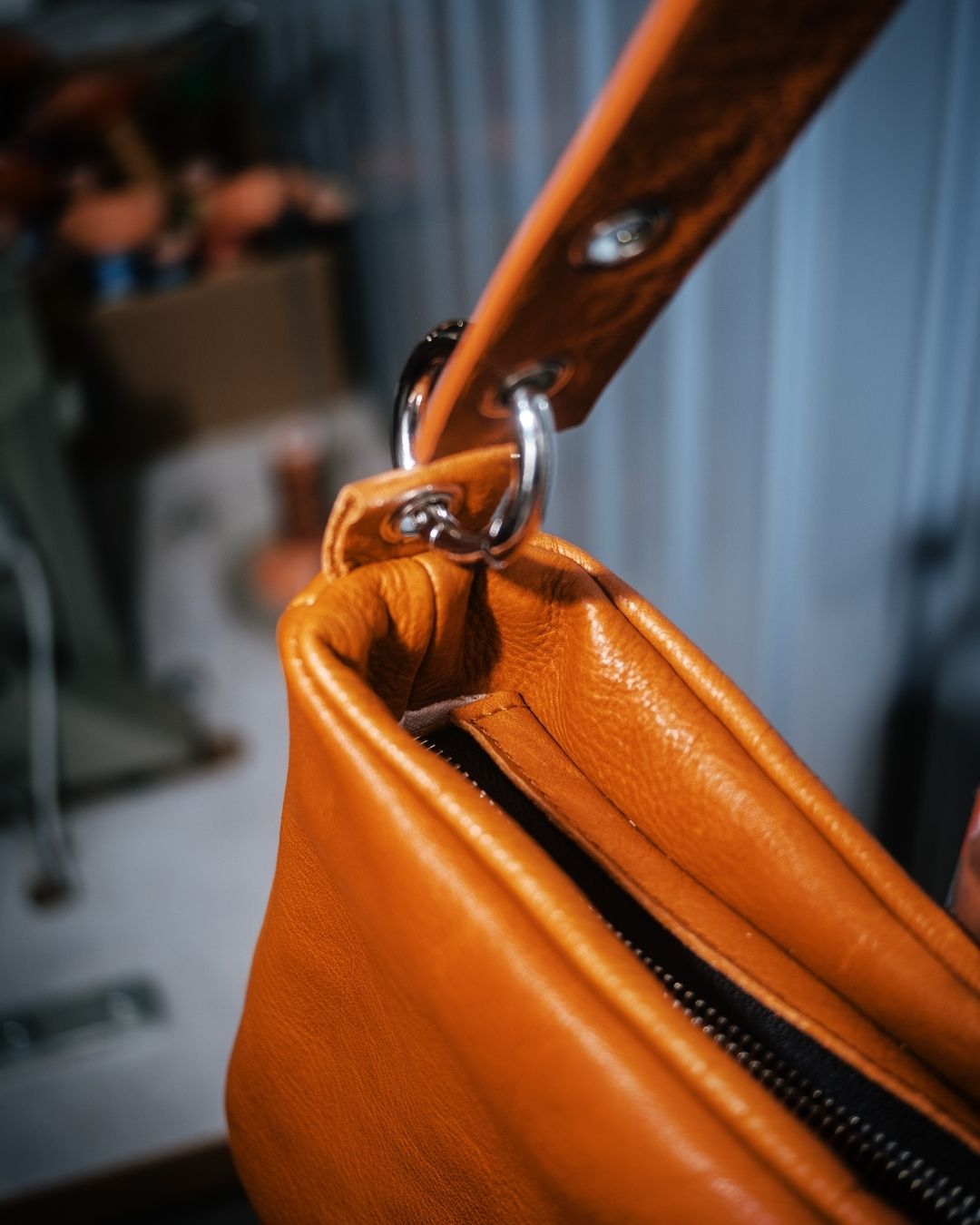 Loli - Bolso mediano en piel con correa y mosquetones multiposición