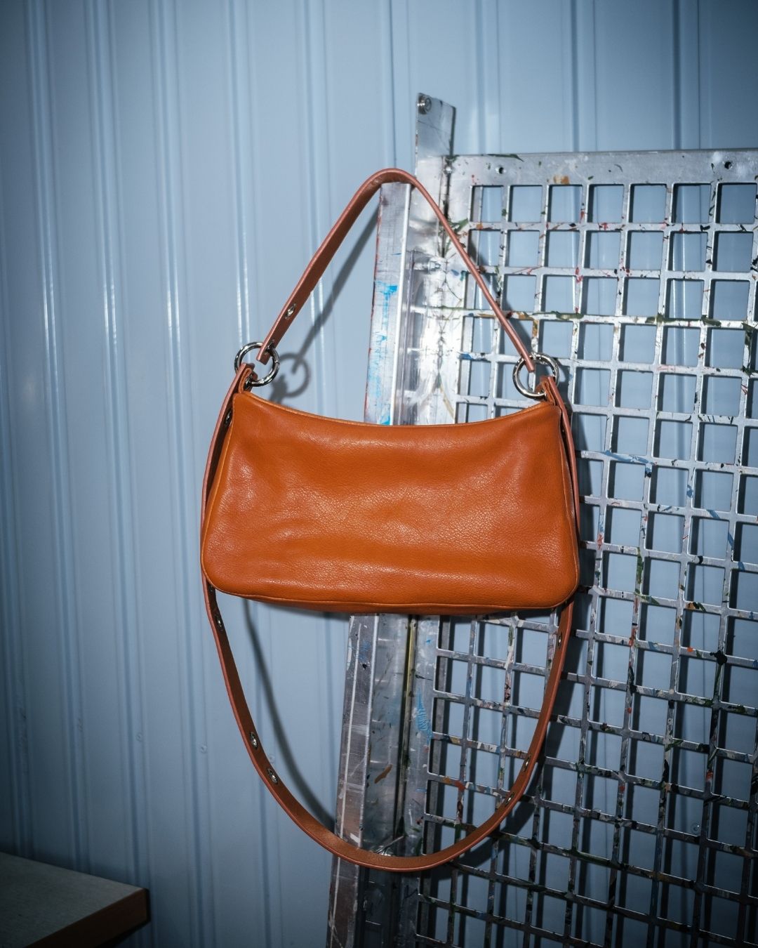 Loli - Bolso mediano en piel con correa y mosquetones multiposición