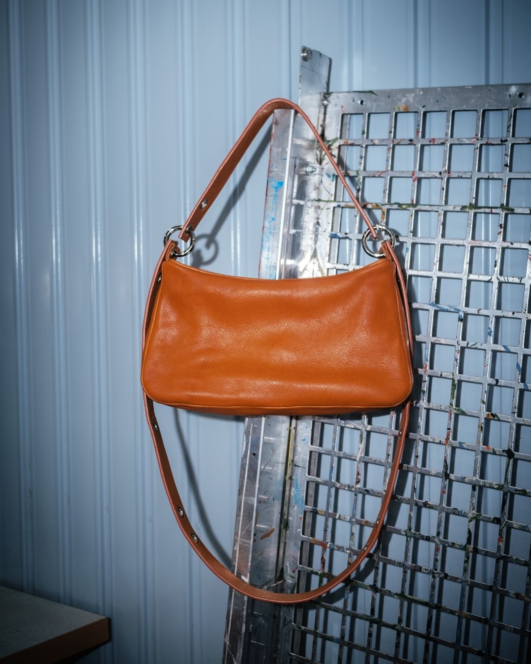 Loli - Bolso mediano en piel con correa y mosquetones multiposición