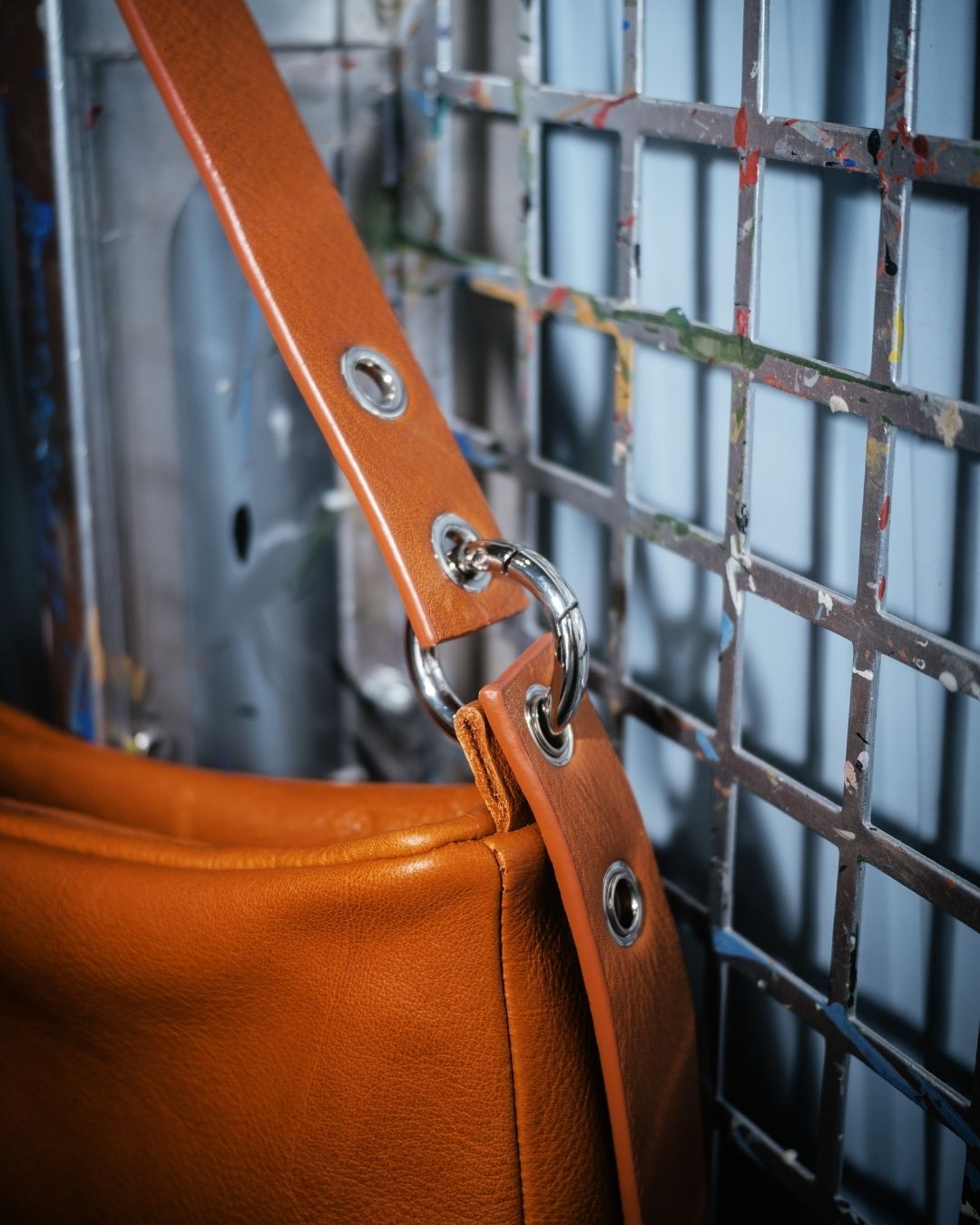 Loli - Bolso mediano en piel con correa y mosquetones multiposición