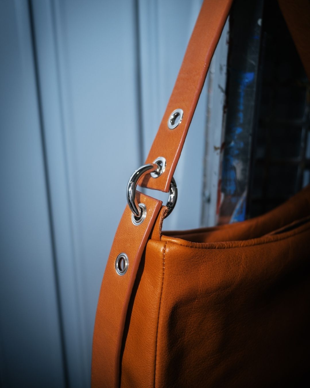 Loli - Bolso mediano en piel con correa y mosquetones multiposición