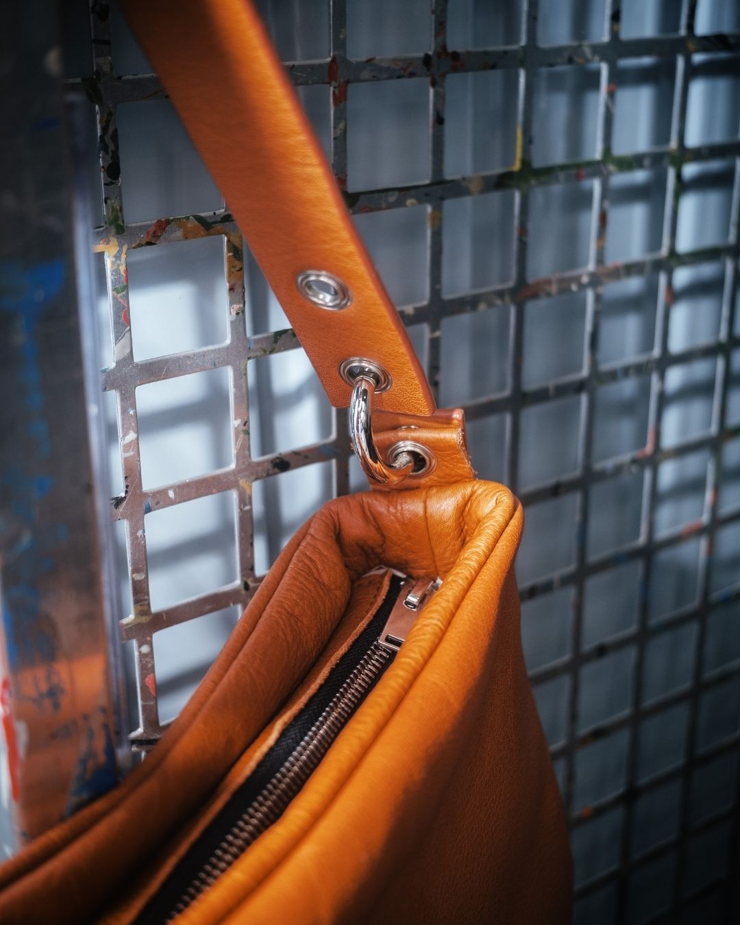 Loli - Bolso mediano en piel con correa y mosquetones multiposición