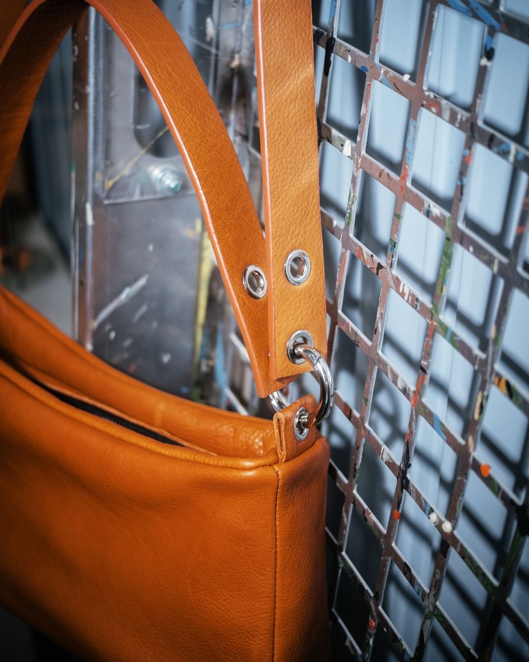 Loli - Bolso mediano en piel con correa y mosquetones multiposición