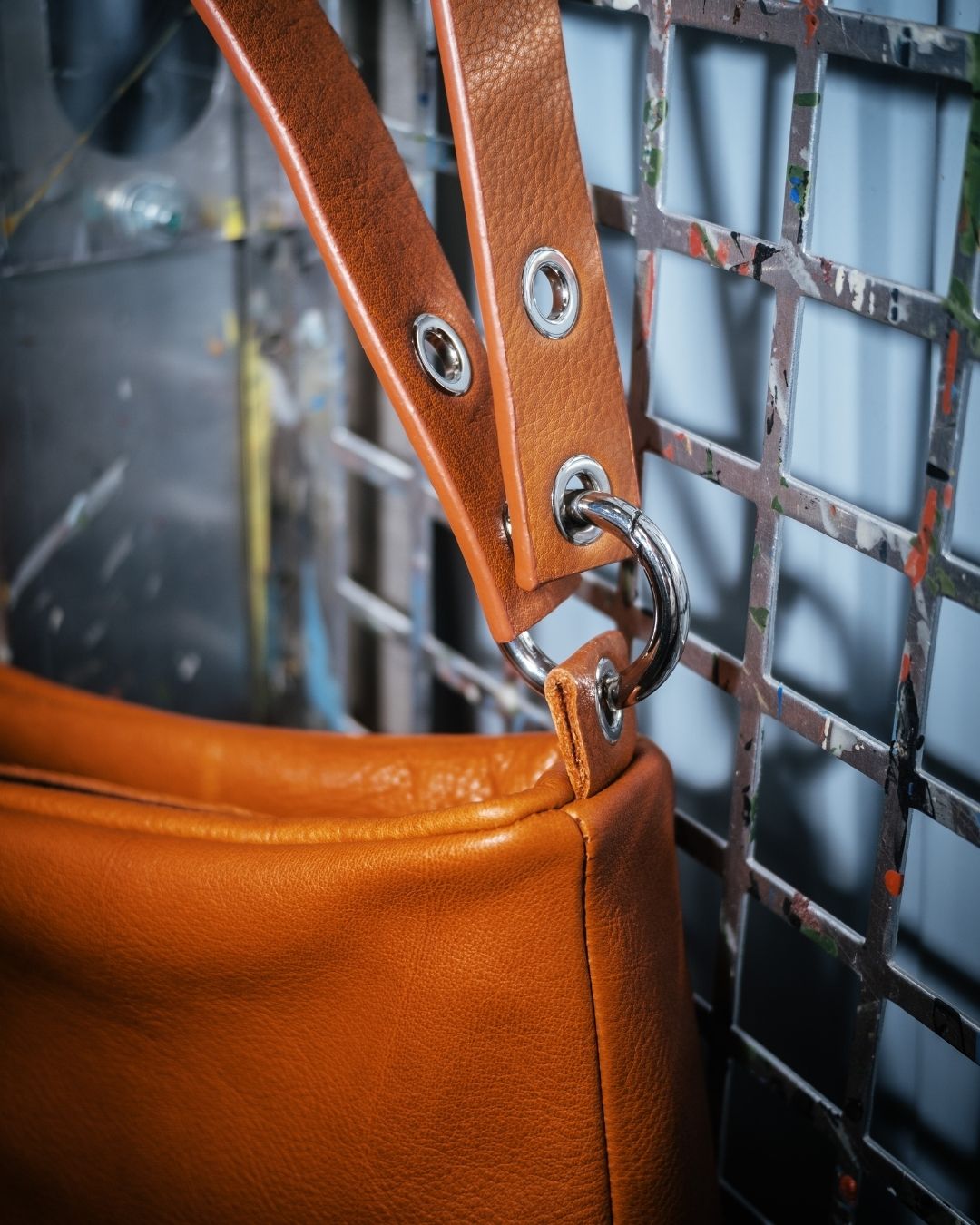 Loli - Bolso mediano en piel con correa y mosquetones multiposición