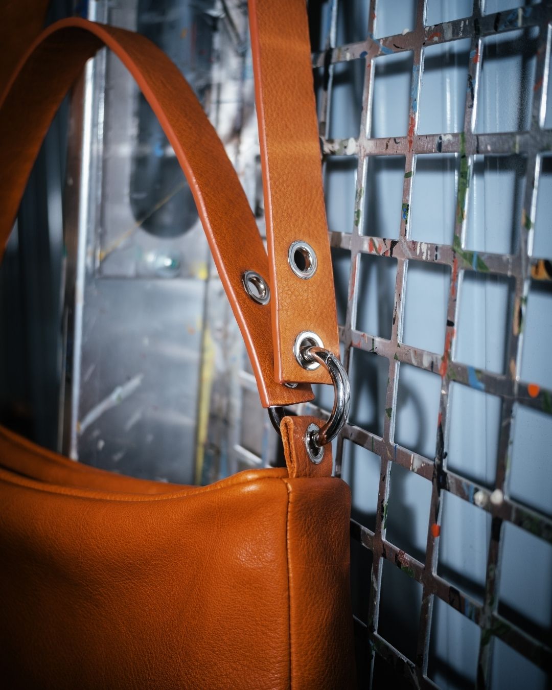 Loli - Bolso mediano en piel con correa y mosquetones multiposición