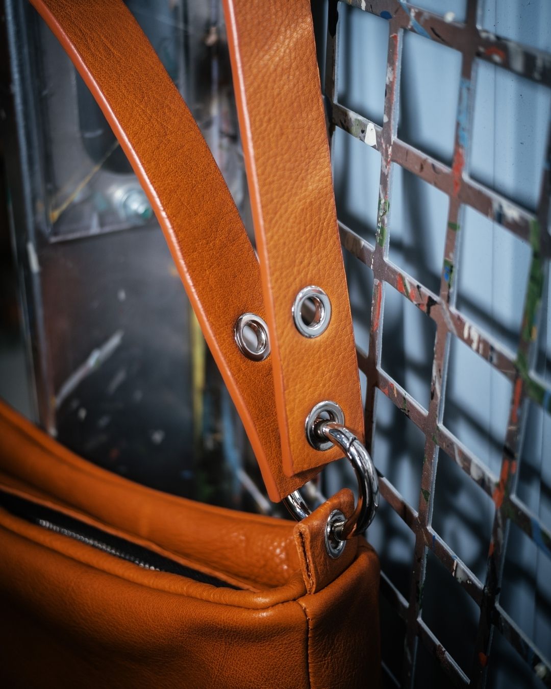 Loli - Bolso mediano en piel con correa y mosquetones multiposición