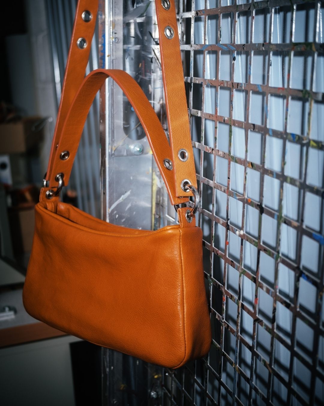 Loli - Bolso mediano en piel con correa y mosquetones multiposición