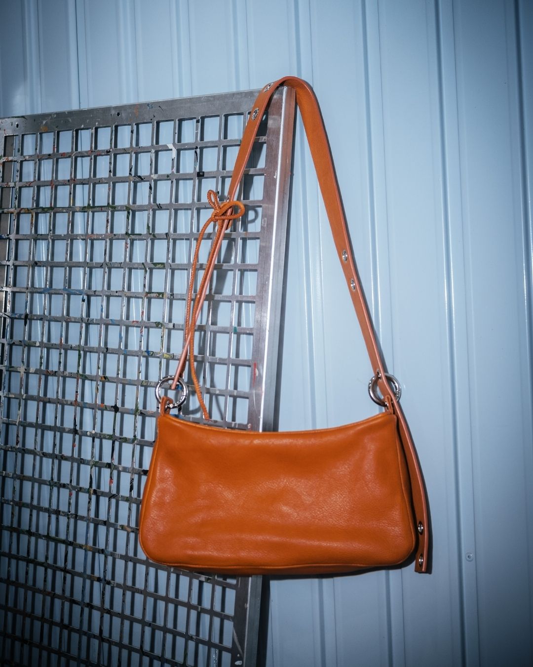 Loli - Bolso mediano en piel con correa y mosquetones multiposición