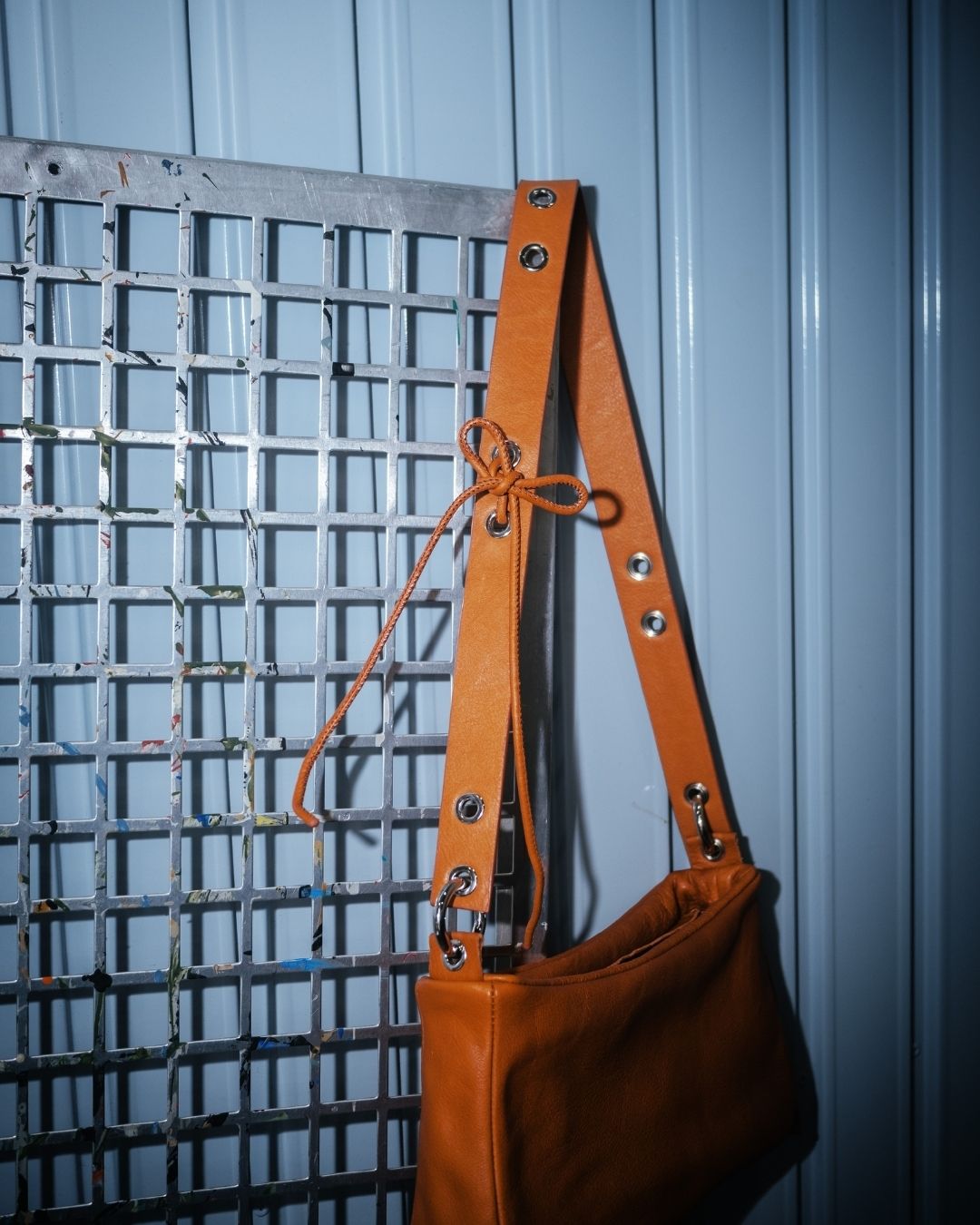 Loli - Bolso mediano en piel con correa y mosquetones multiposición