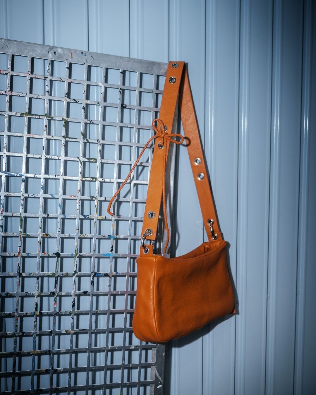 Loli - Bolso mediano en piel con correa y mosquetones multiposición