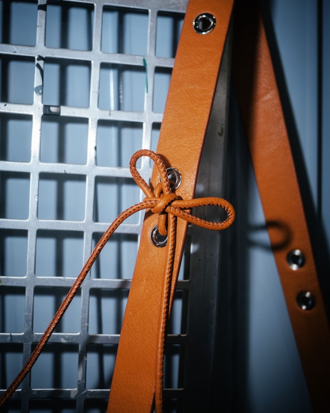 Loli - Bolso mediano en piel con correa y mosquetones multiposición