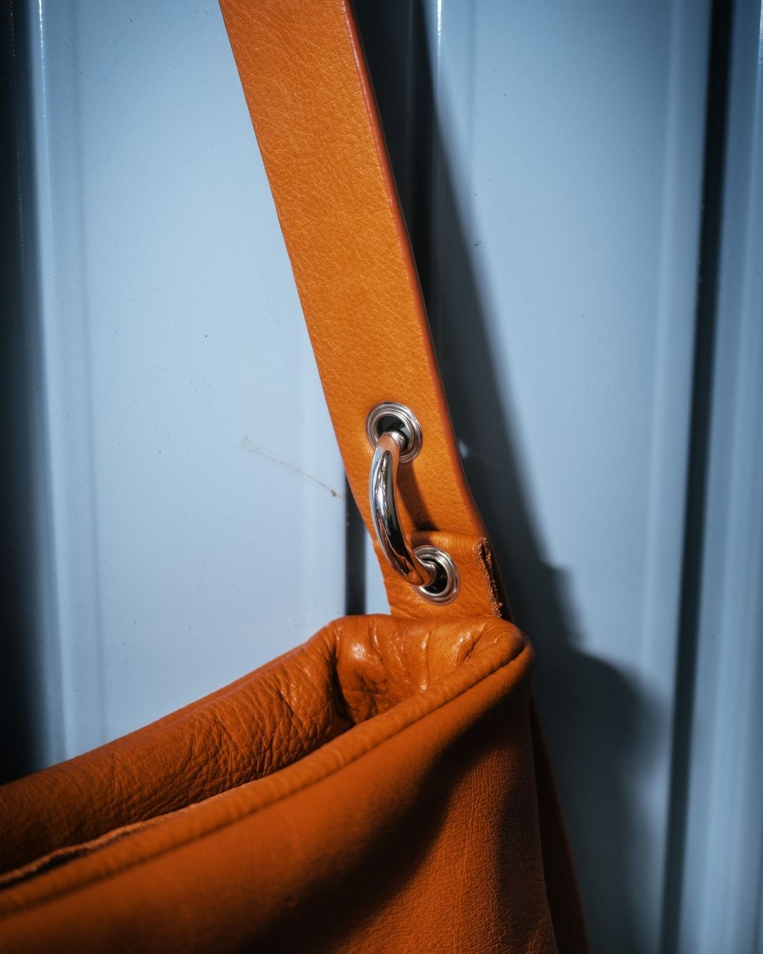 Loli - Bolso mediano en piel con correa y mosquetones multiposición