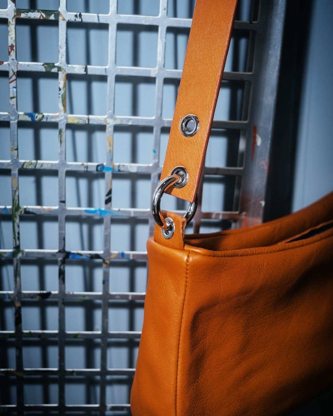 Loli - Bolso mediano en piel con correa y mosquetones multiposición