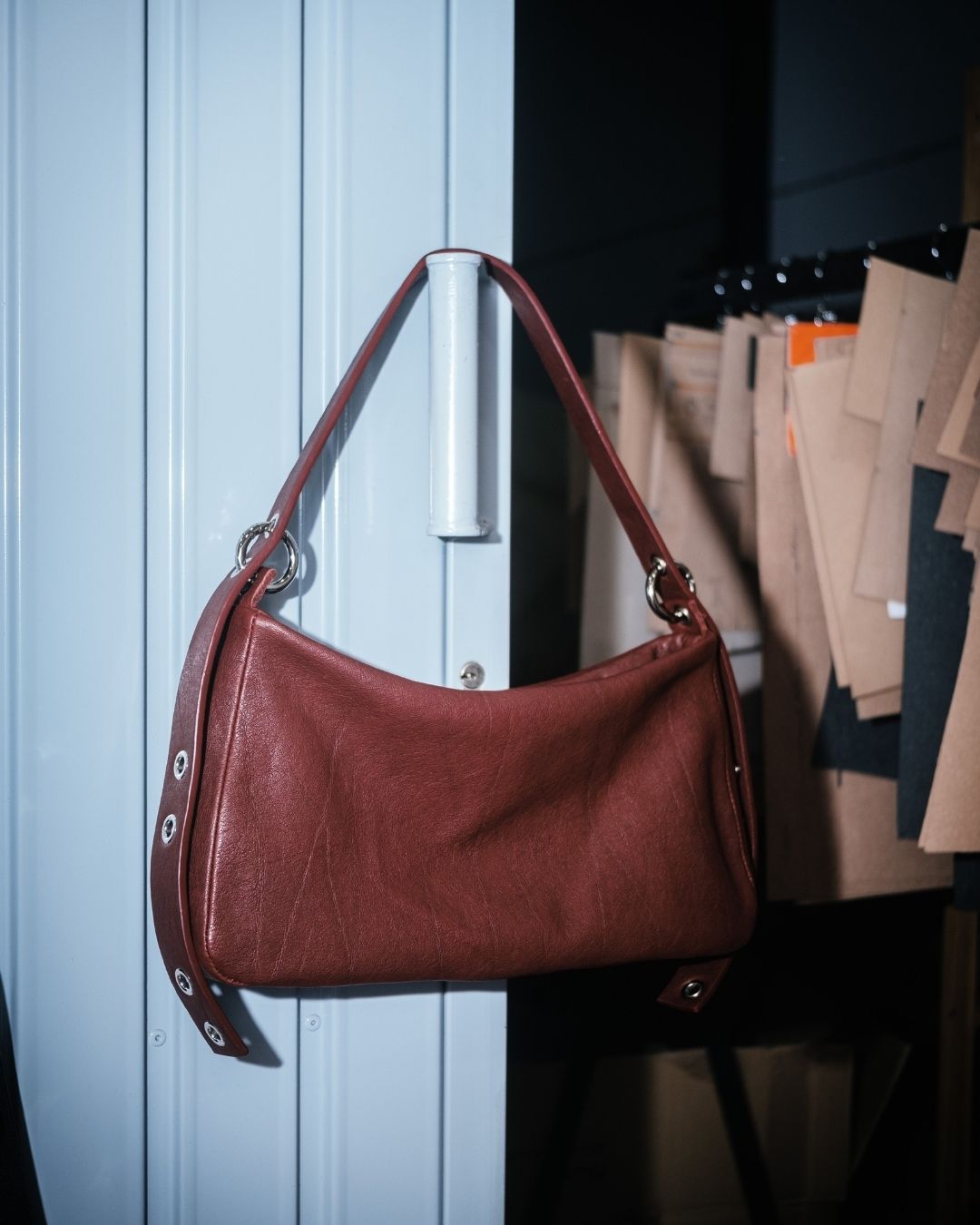 MariLoli - Bolso grande en piel con correa y mosquetones multiposición