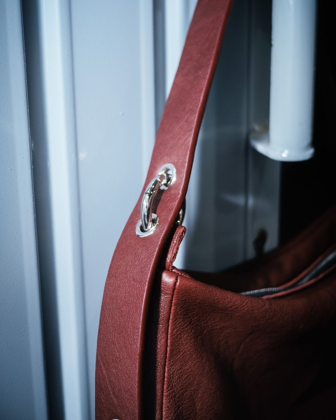 MariLoli - Bolso grande en piel con correa y mosquetones multiposición