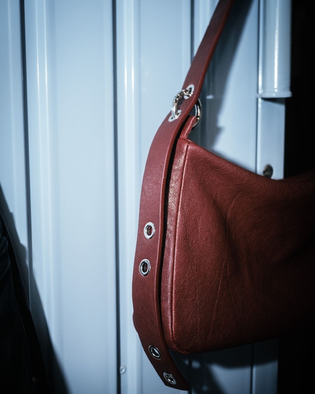 MariLoli - Bolso grande en piel con correa y mosquetones multiposición