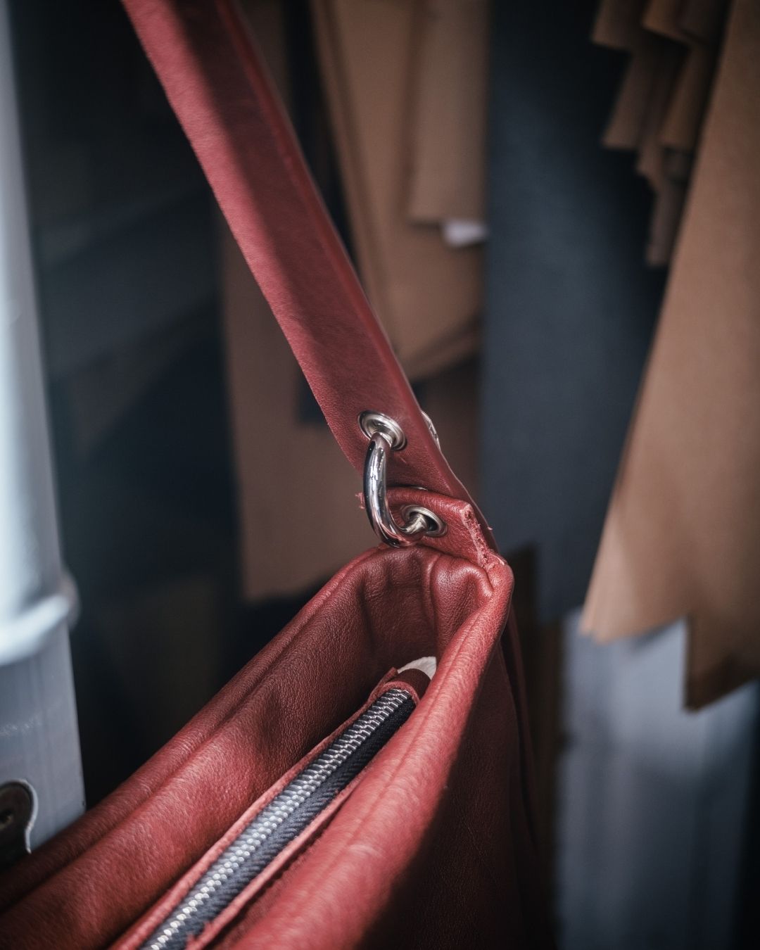 MariLoli - Bolso grande en piel con correa y mosquetones multiposición