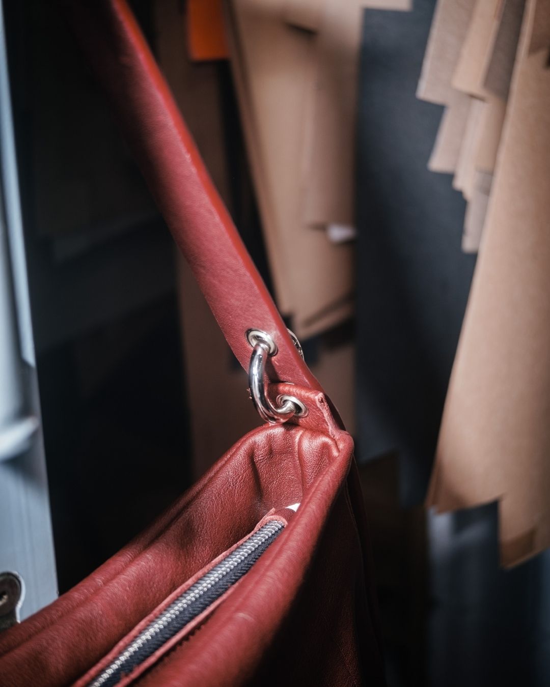 MariLoli - Bolso grande en piel con correa y mosquetones multiposición