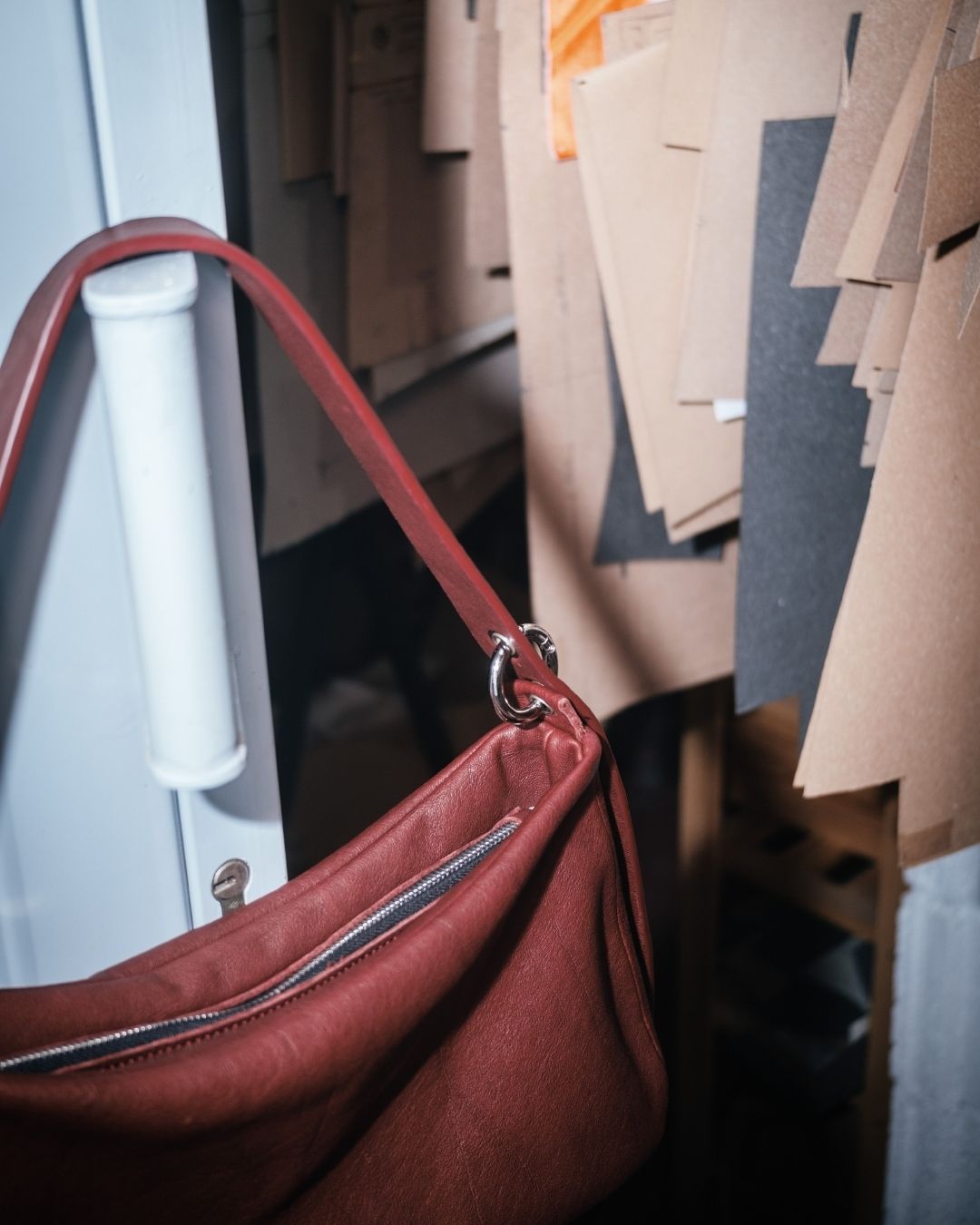 MariLoli - Bolso grande en piel con correa y mosquetones multiposición