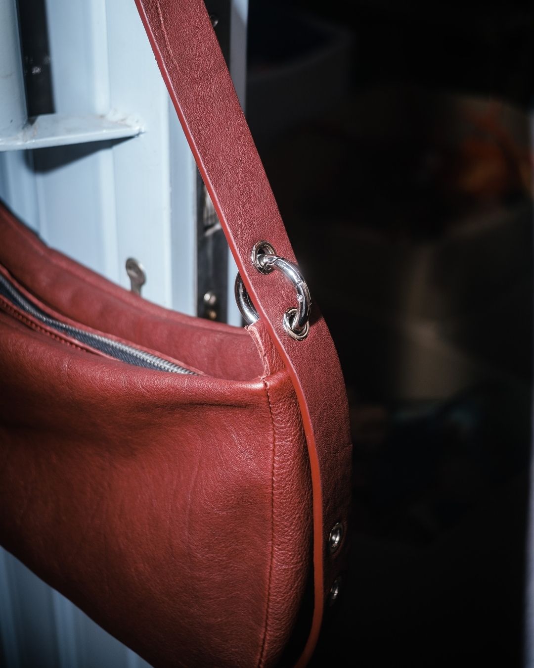 MariLoli - Bolso grande en piel con correa y mosquetones multiposición