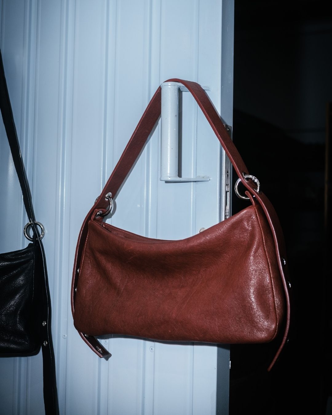 MariLoli - Bolso grande en piel con correa y mosquetones multiposición