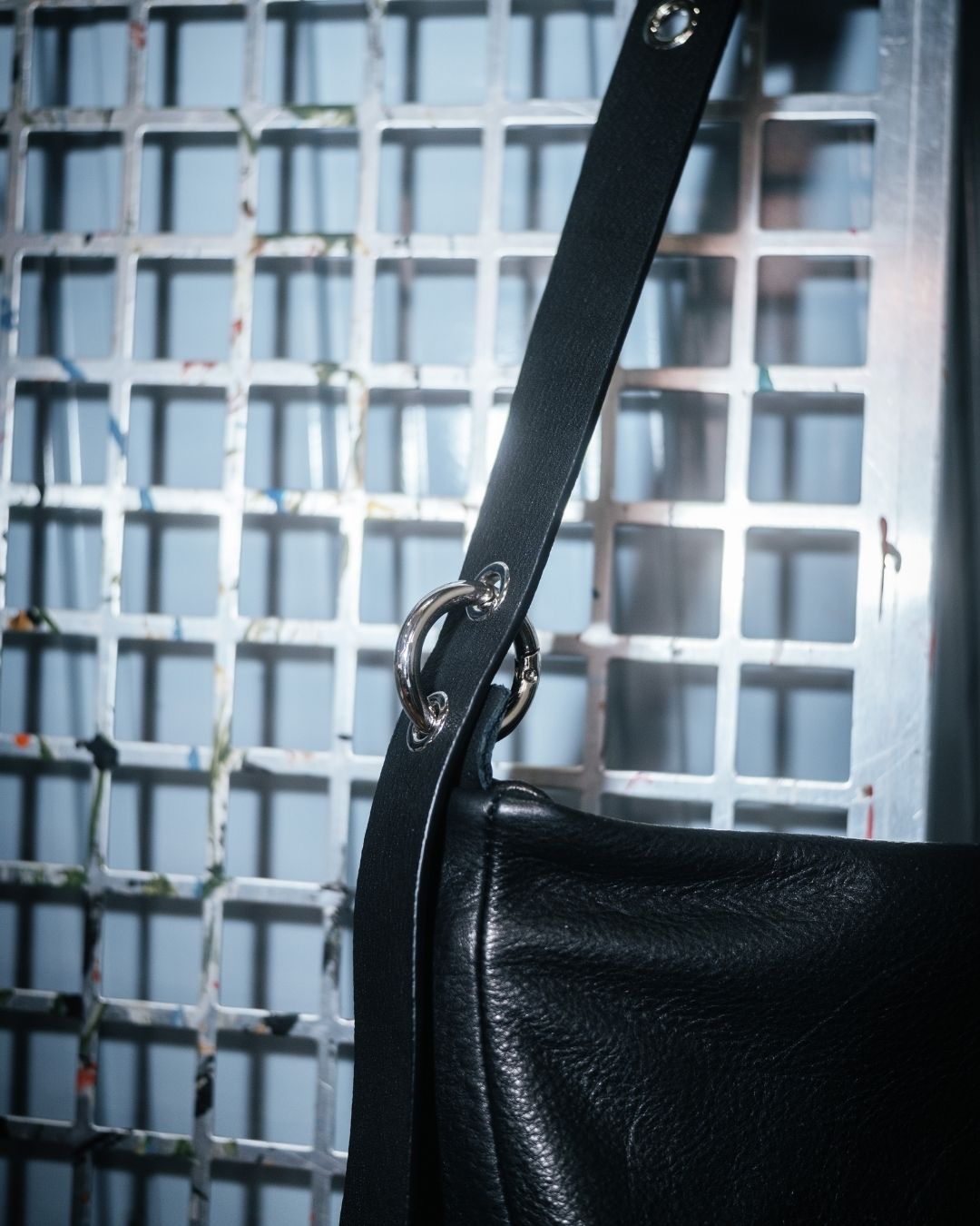 MariLoli - Bolso grande en piel con correa y mosquetones multiposición