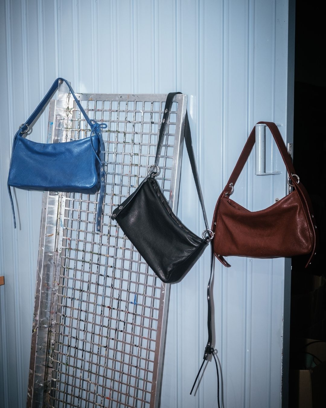 MariLoli - Bolso grande en piel con correa y mosquetones multiposición