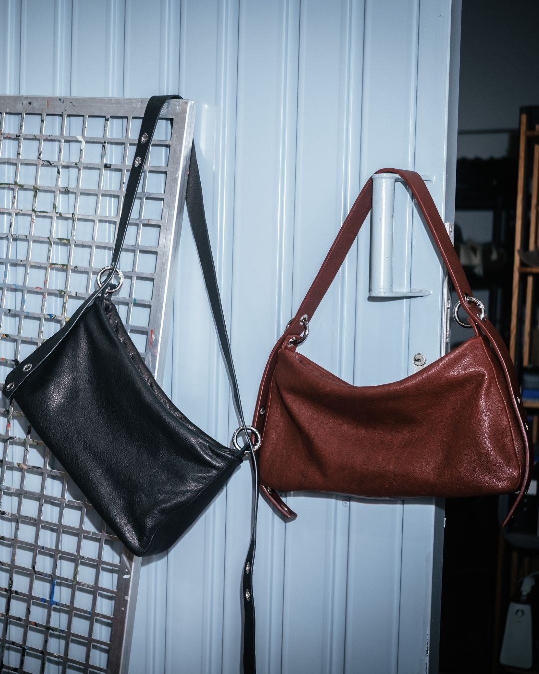 MariLoli - Bolso grande en piel con correa y mosquetones multiposición