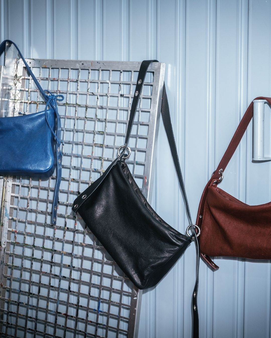 MariLoli - Bolso grande en piel con correa y mosquetones multiposición