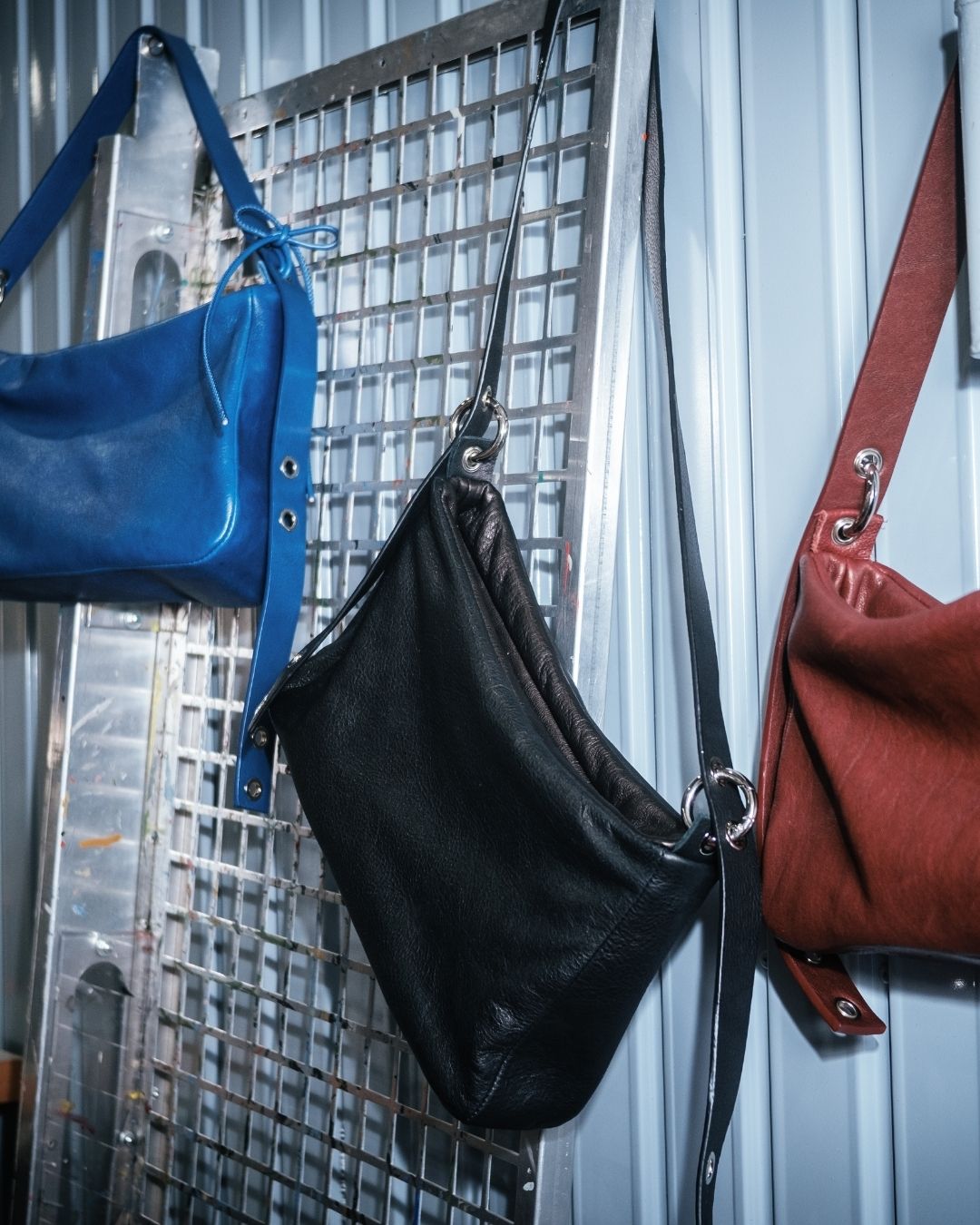 MariLoli - Bolso grande en piel con correa y mosquetones multiposición