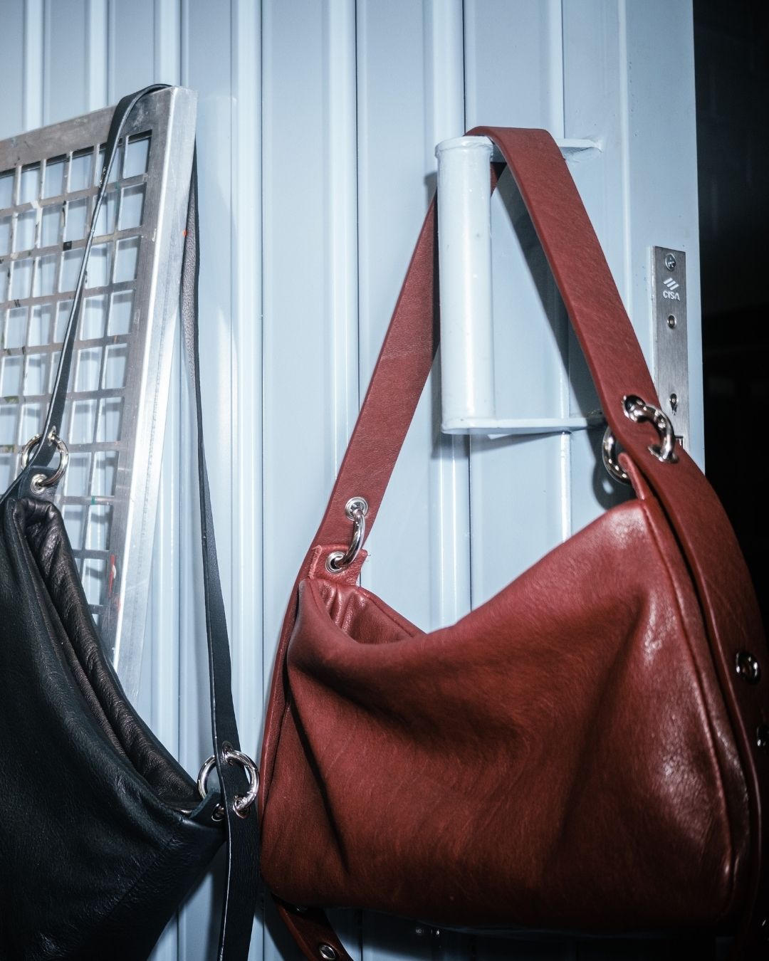 MariLoli - Bolso grande en piel con correa y mosquetones multiposición