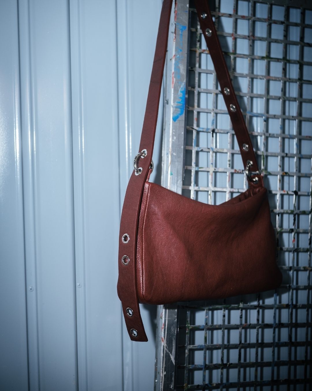 MariLoli - Bolso grande en piel con correa y mosquetones multiposición