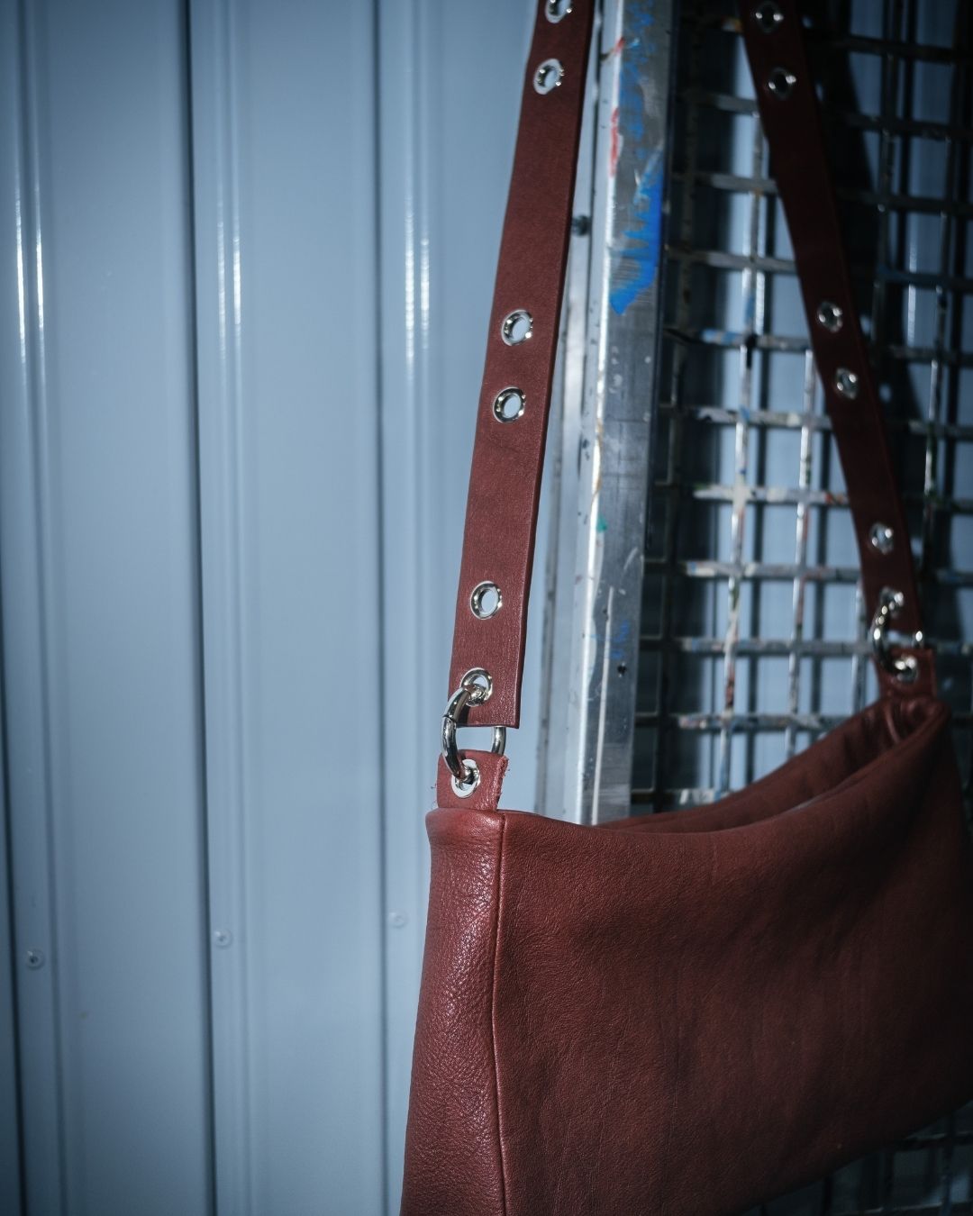 MariLoli - Bolso grande en piel con correa y mosquetones multiposición