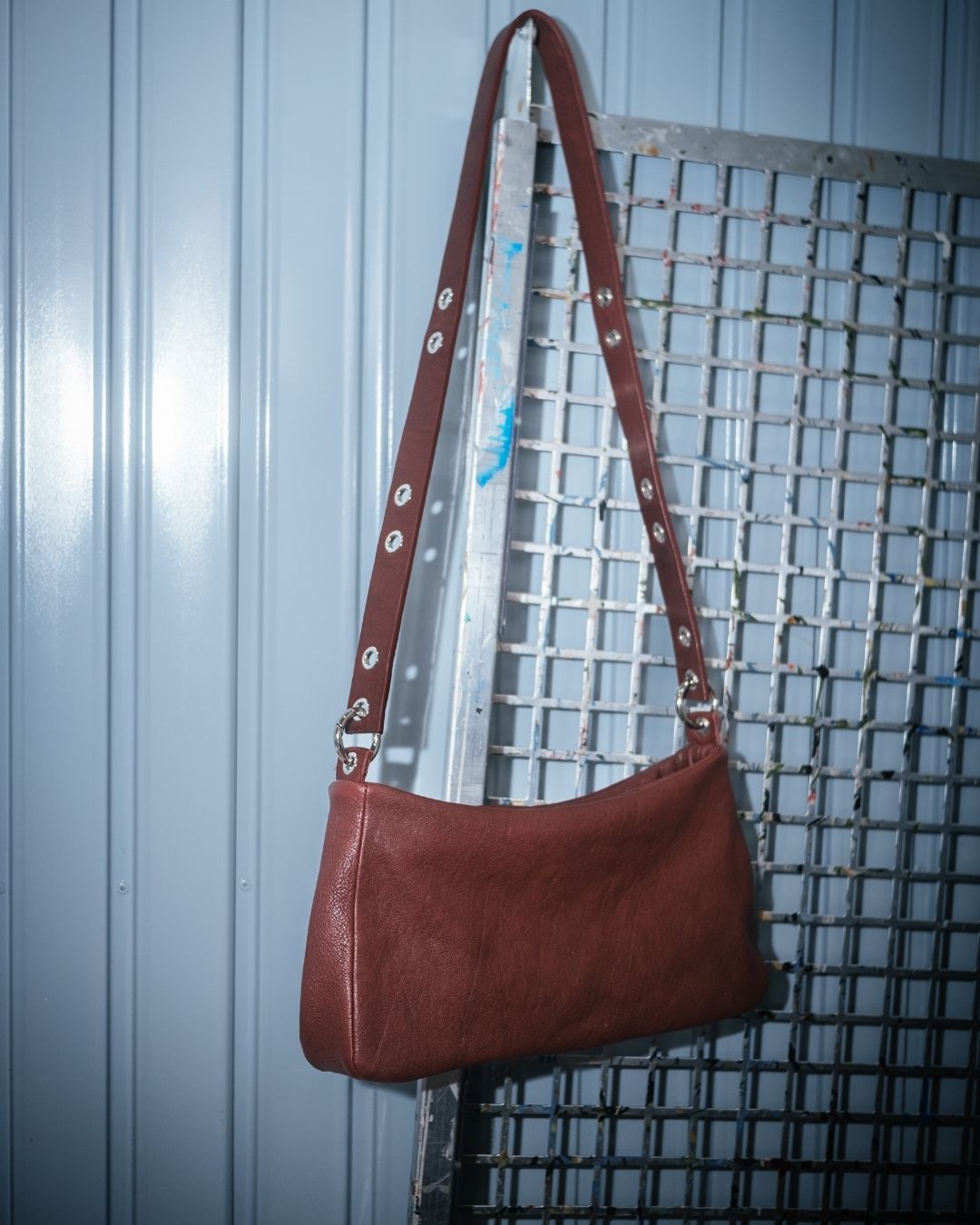 MariLoli - Bolso grande en piel con correa y mosquetones multiposición