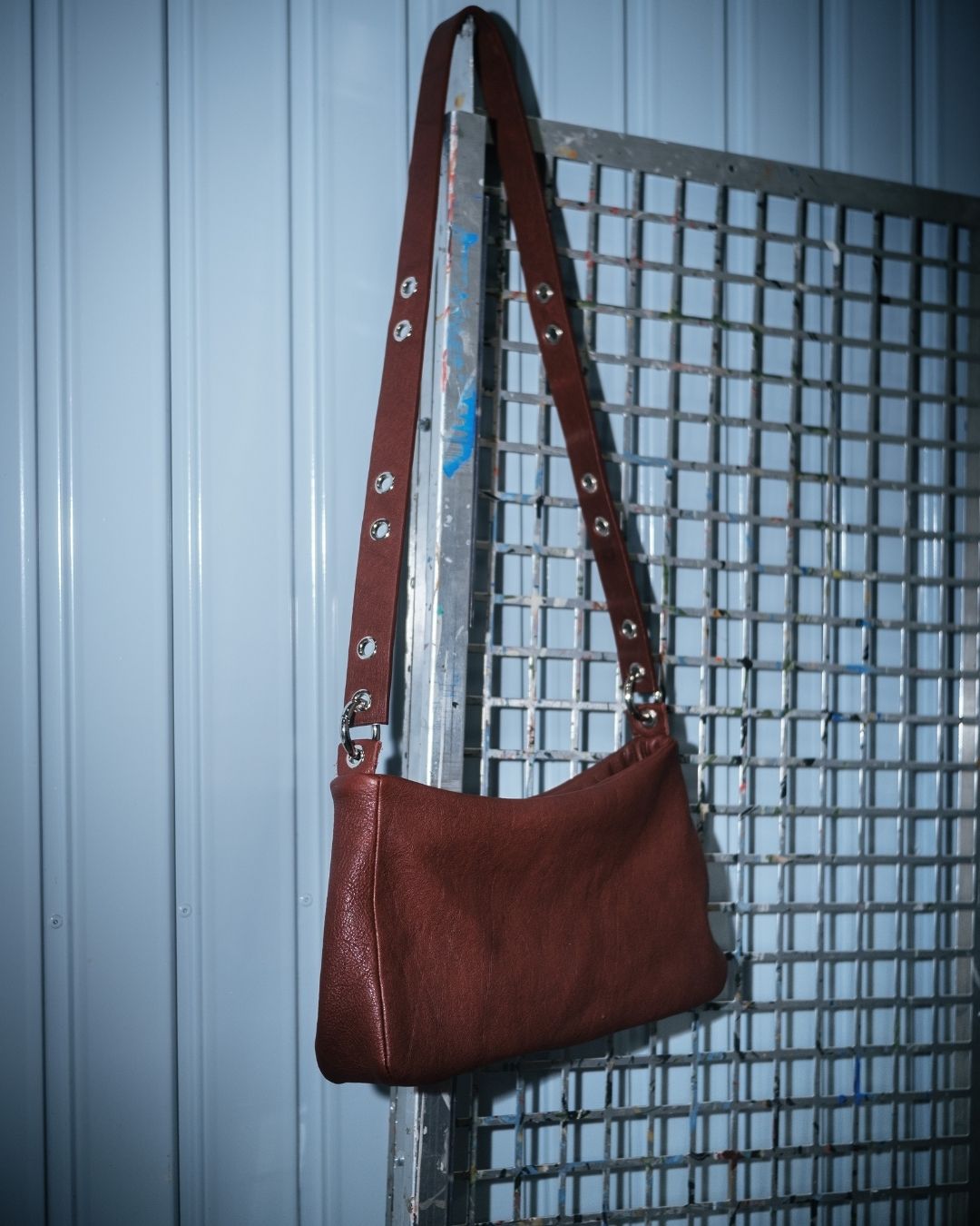 MariLoli - Bolso grande en piel con correa y mosquetones multiposición