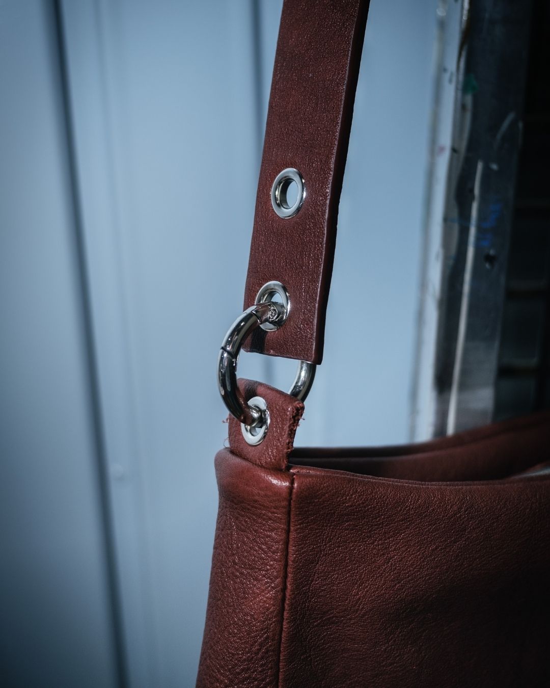 MariLoli - Bolso grande en piel con correa y mosquetones multiposición