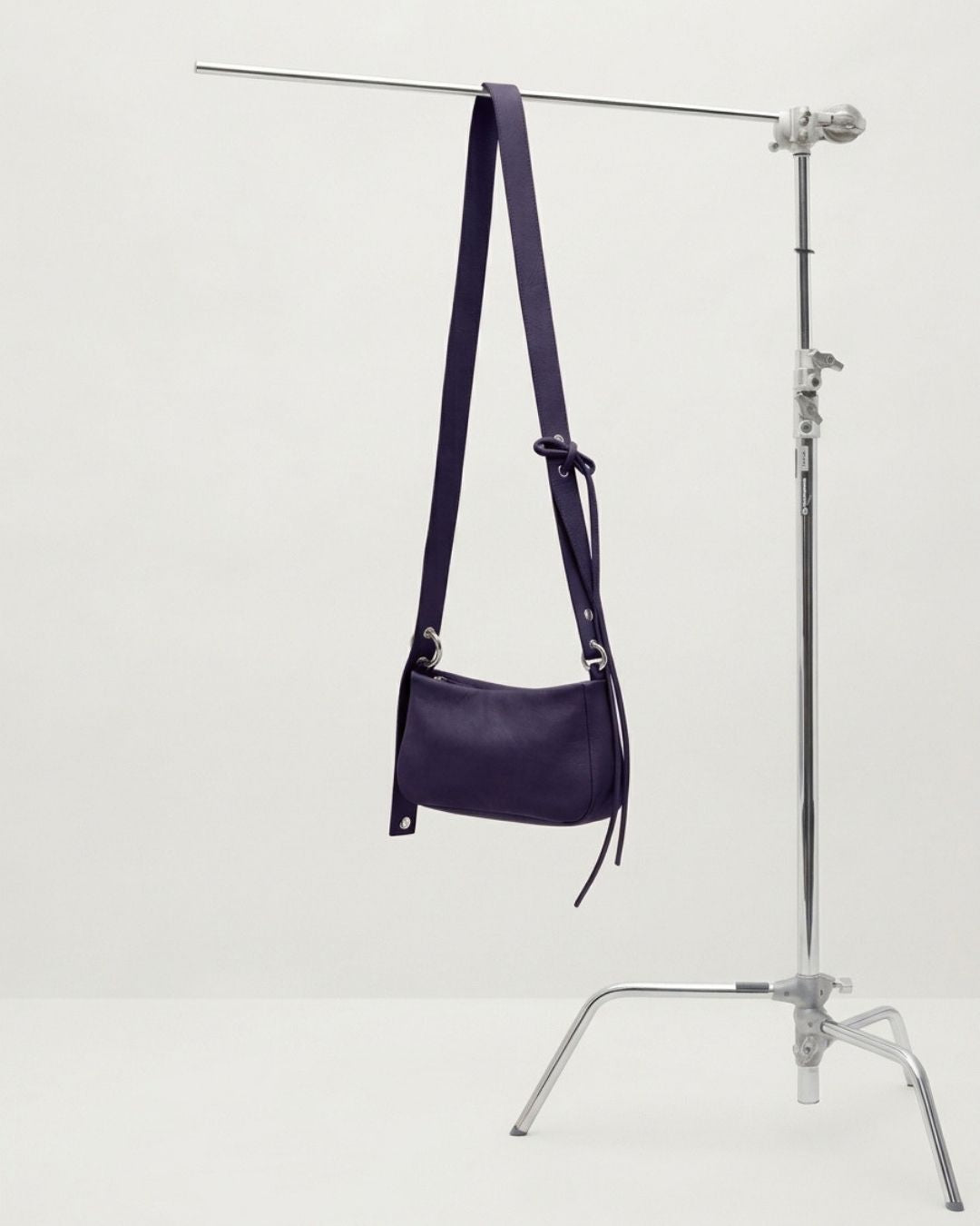 Loli - Medium leather handbag with strap and multiposition carabiners