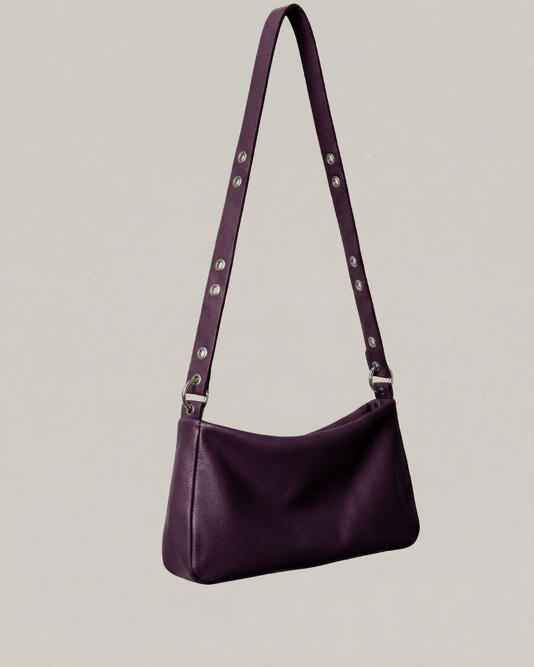 Loli - Medium leather handbag with strap and multiposition carabiners