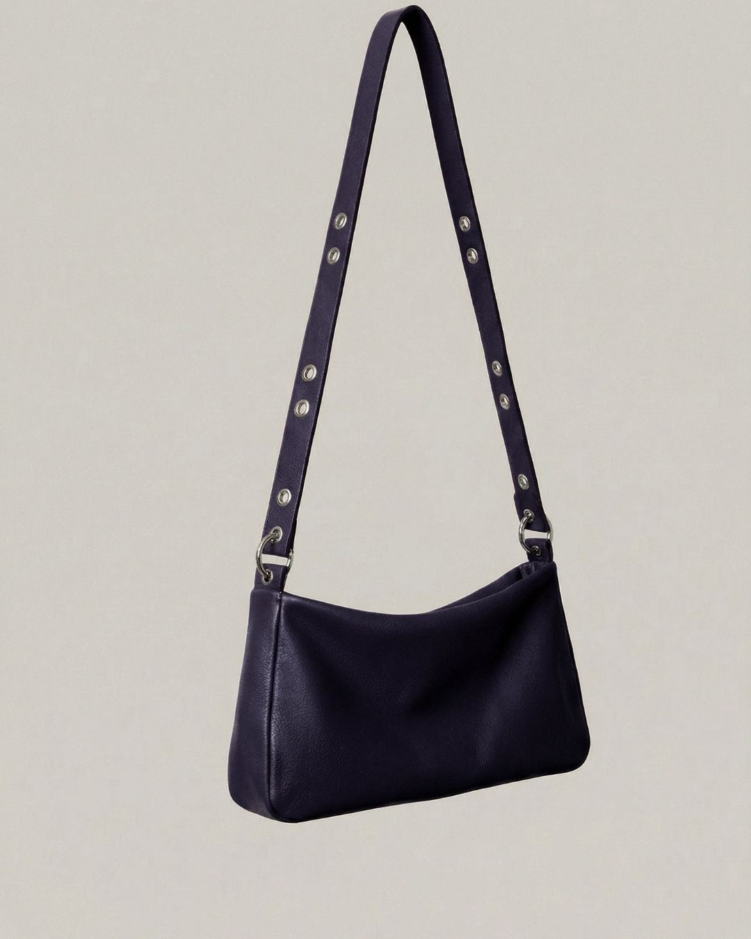 Loli - Medium leather handbag with strap and multiposition carabiners