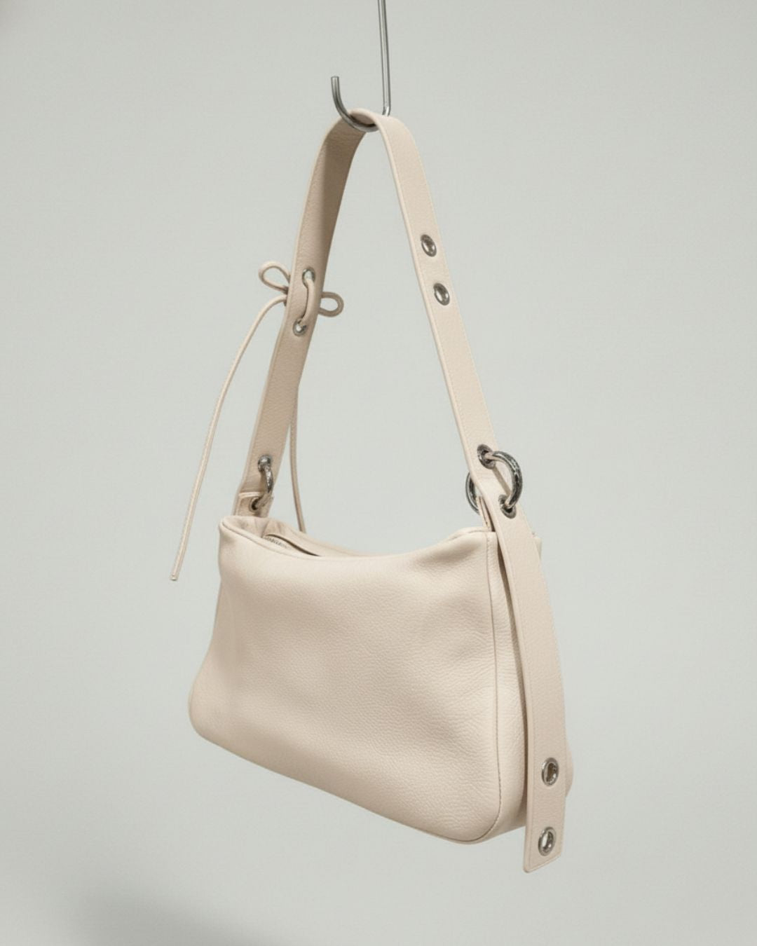 MariLoli - Large leather handbag with strap and multiposition carabiners