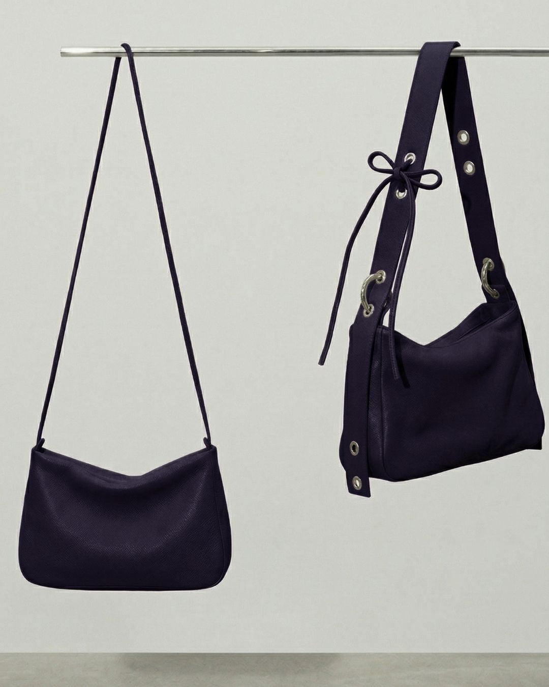 MariLoli - Large leather handbag with strap and multiposition carabiners