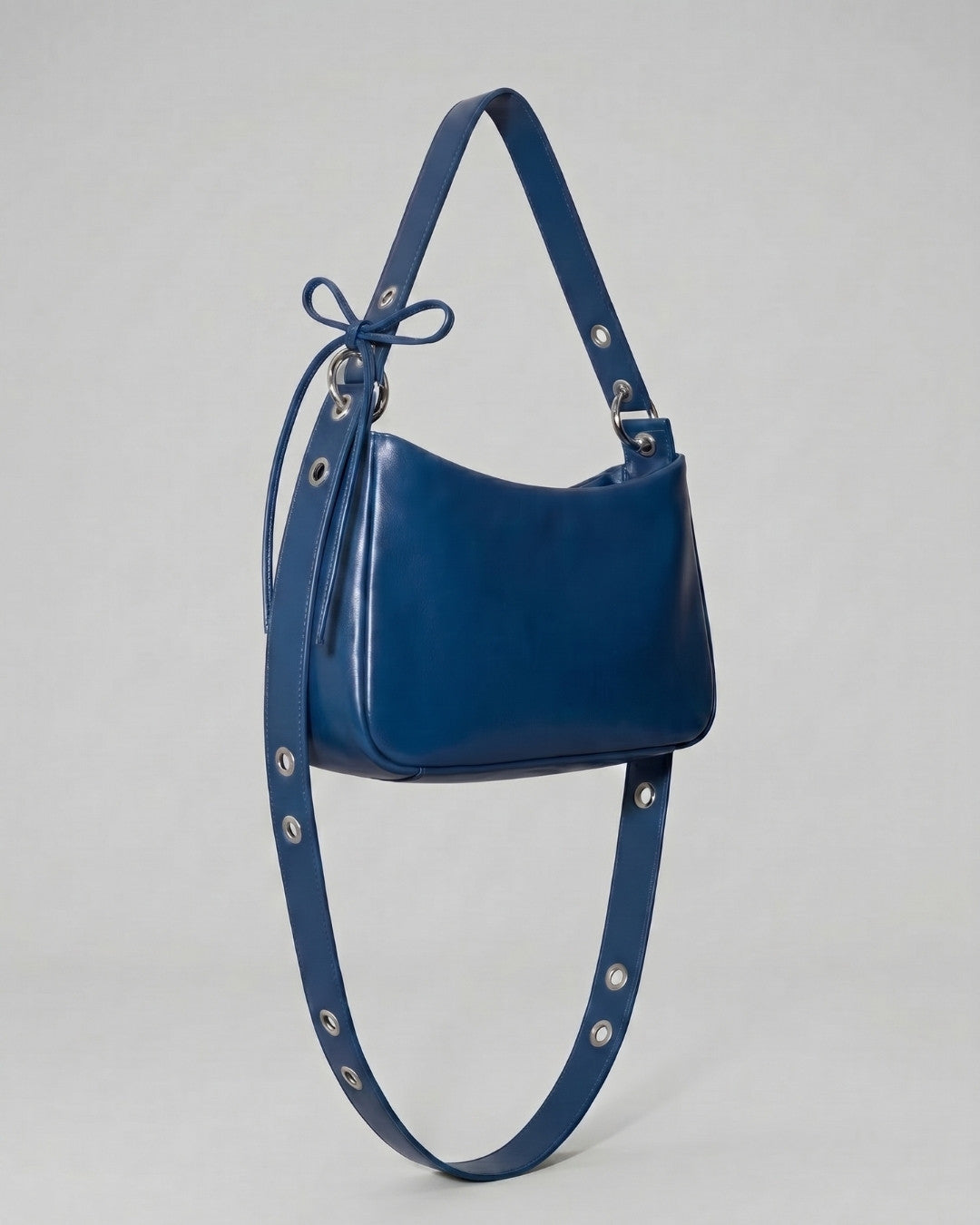 Loli - Medium leather handbag with strap and multiposition carabiners