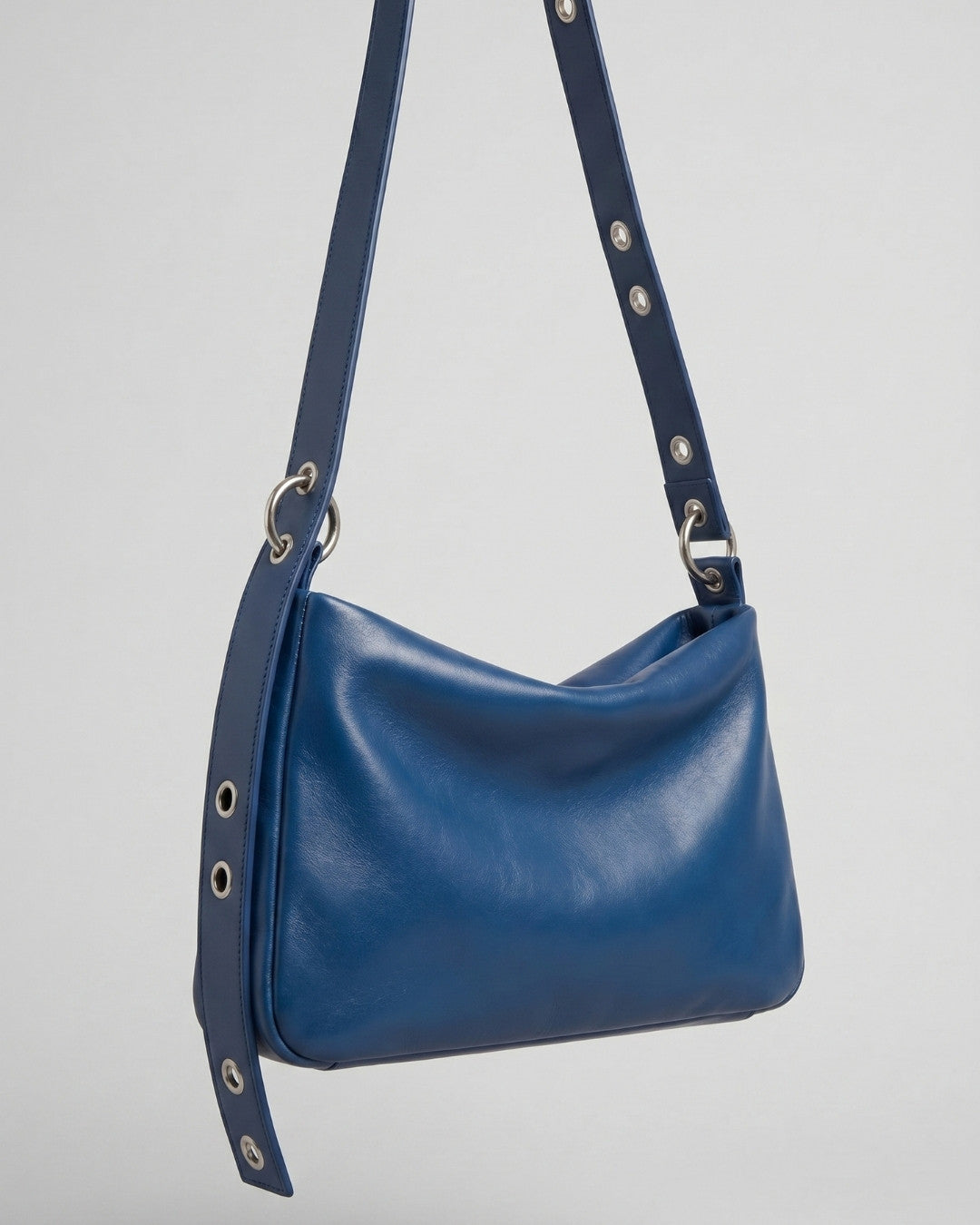 Loli - Medium leather handbag with strap and multiposition carabiners