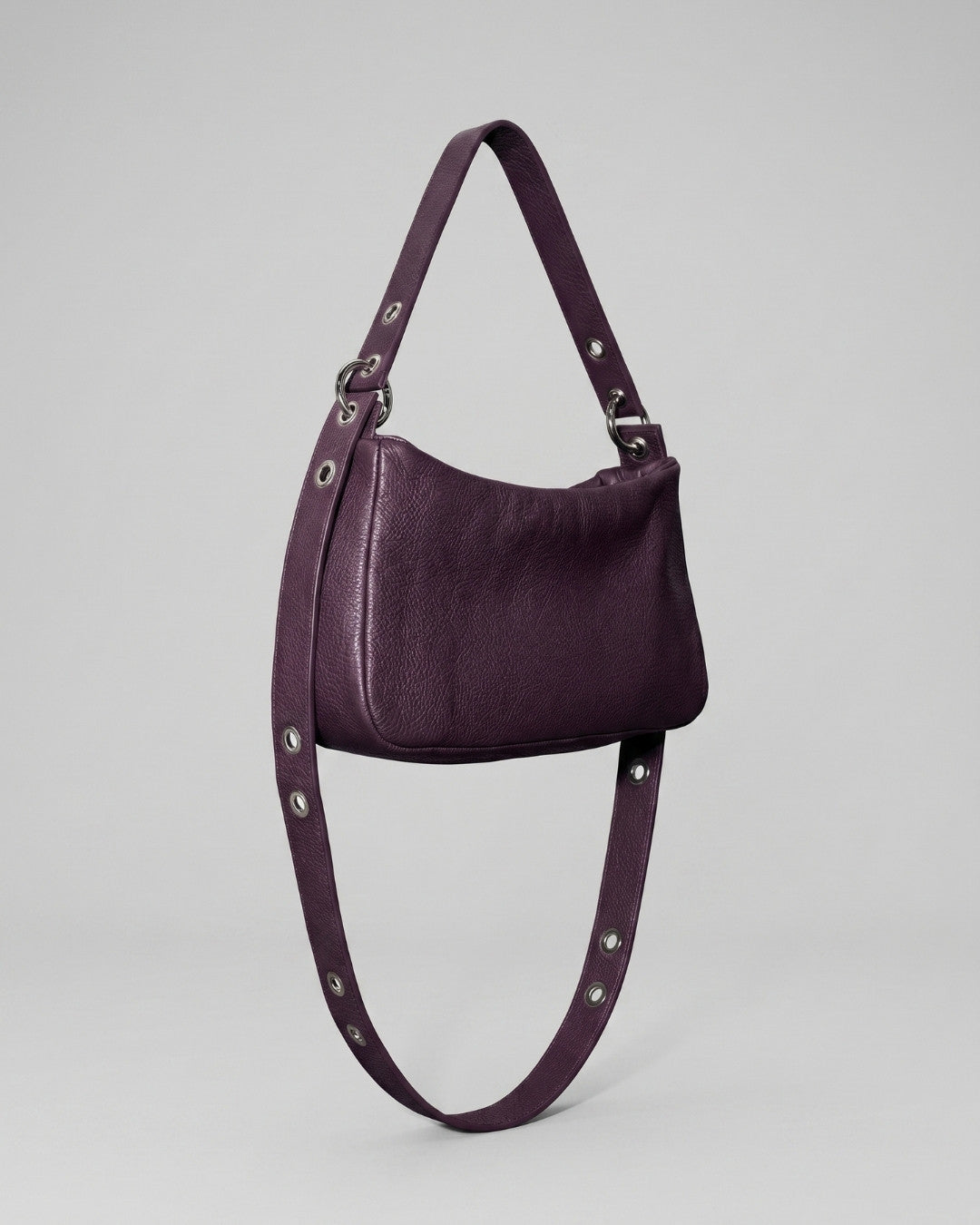 Loli - Medium leather handbag with strap and multiposition carabiners