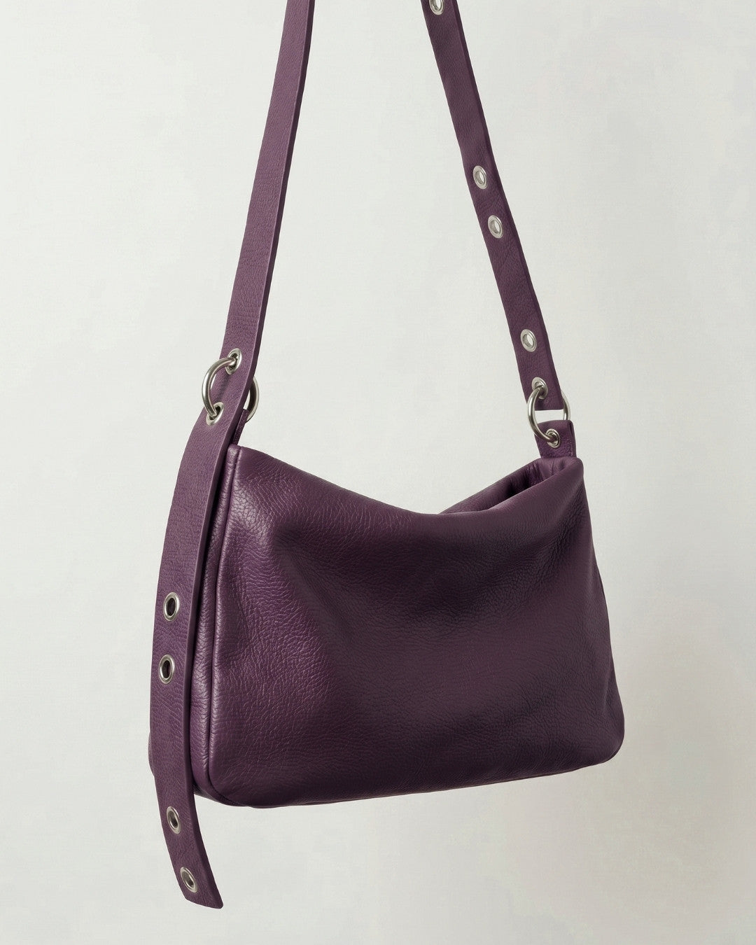 Loli - Medium leather handbag with strap and multiposition carabiners