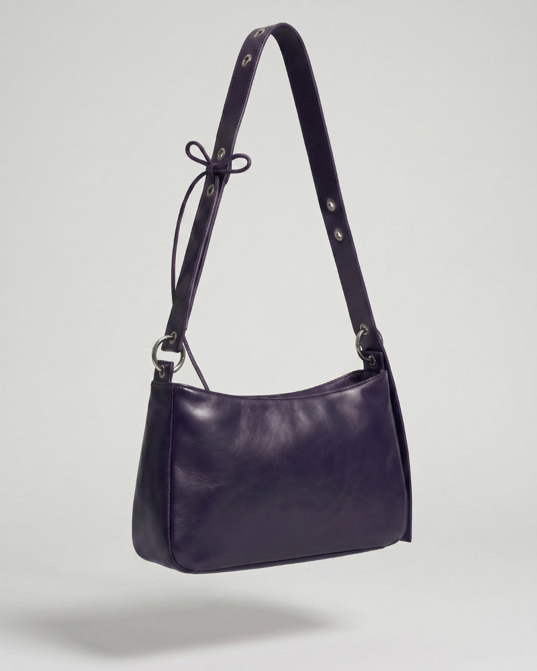 Loli - Medium leather handbag with strap and multiposition carabiners