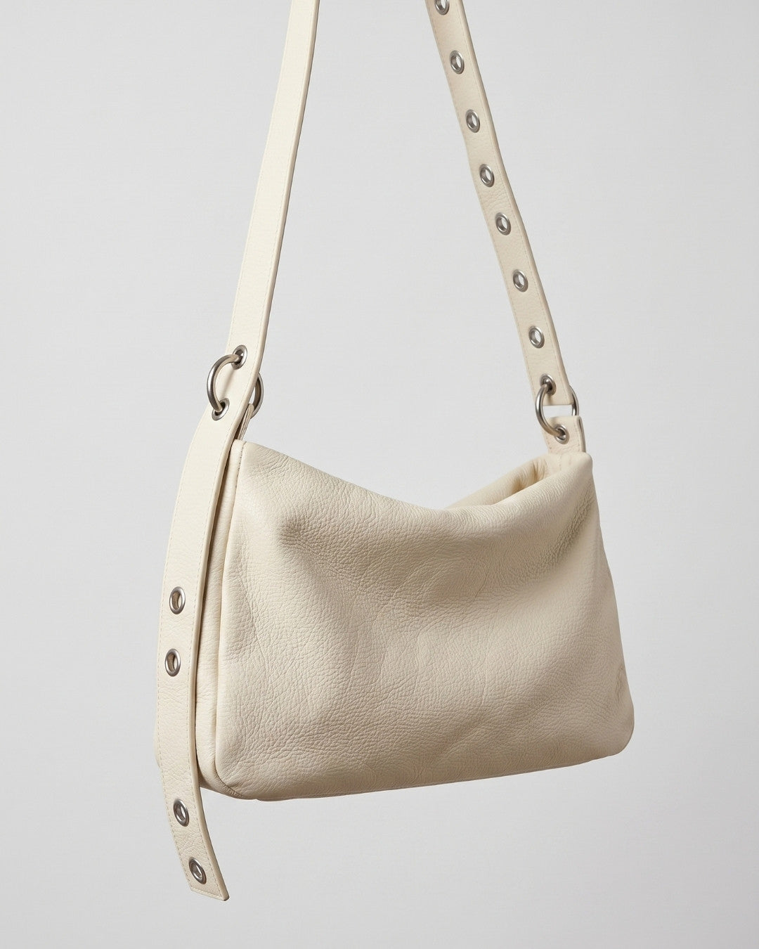 Loli - Medium leather handbag with strap and multiposition carabiners