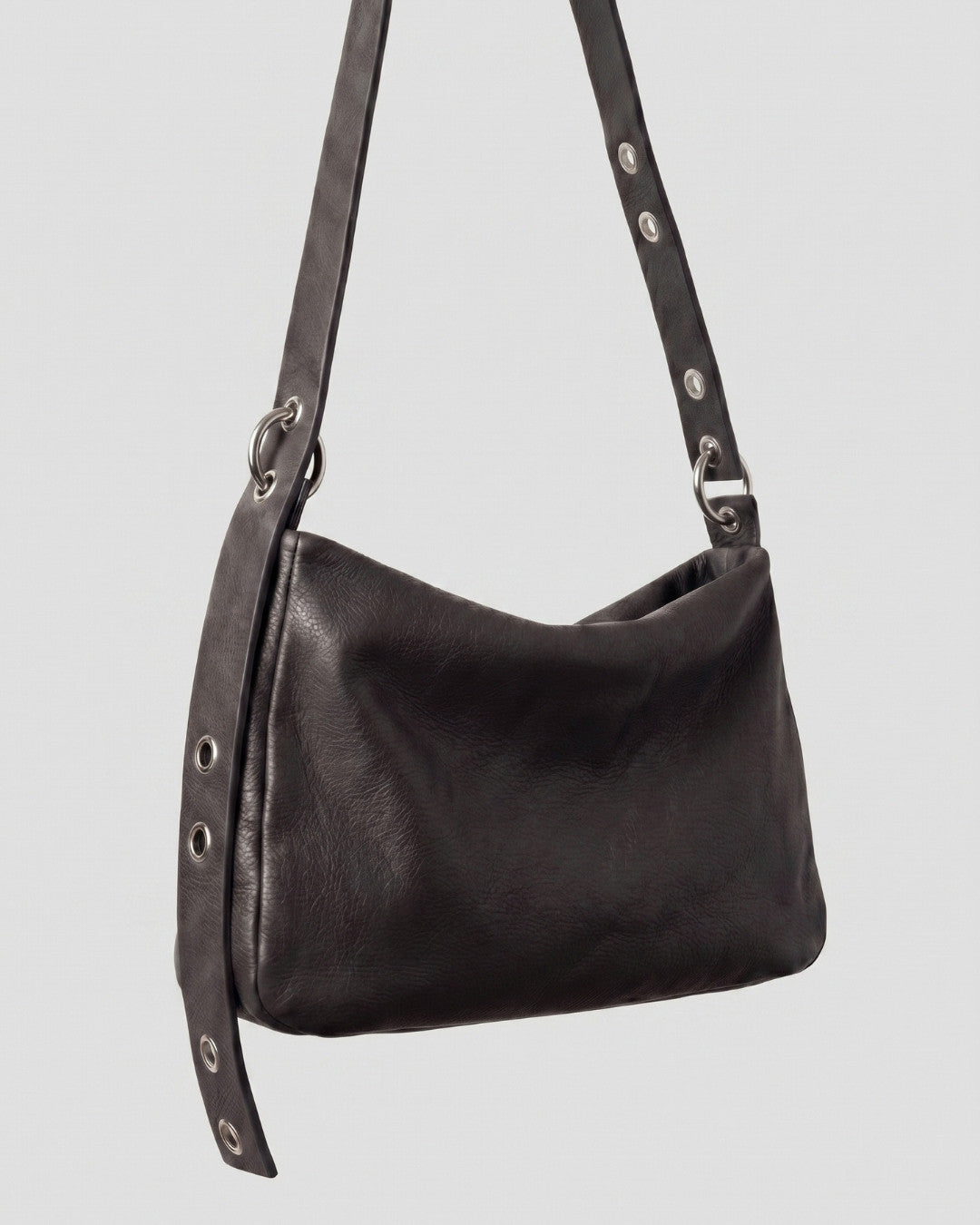 Loli - Medium leather handbag with strap and multiposition carabiners
