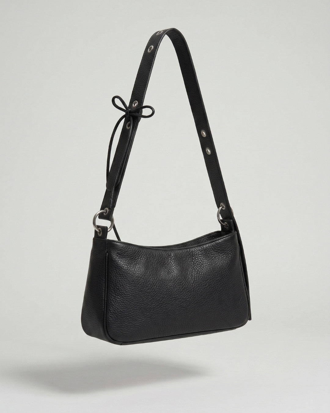 Loli - Medium leather handbag with strap and multiposition carabiners