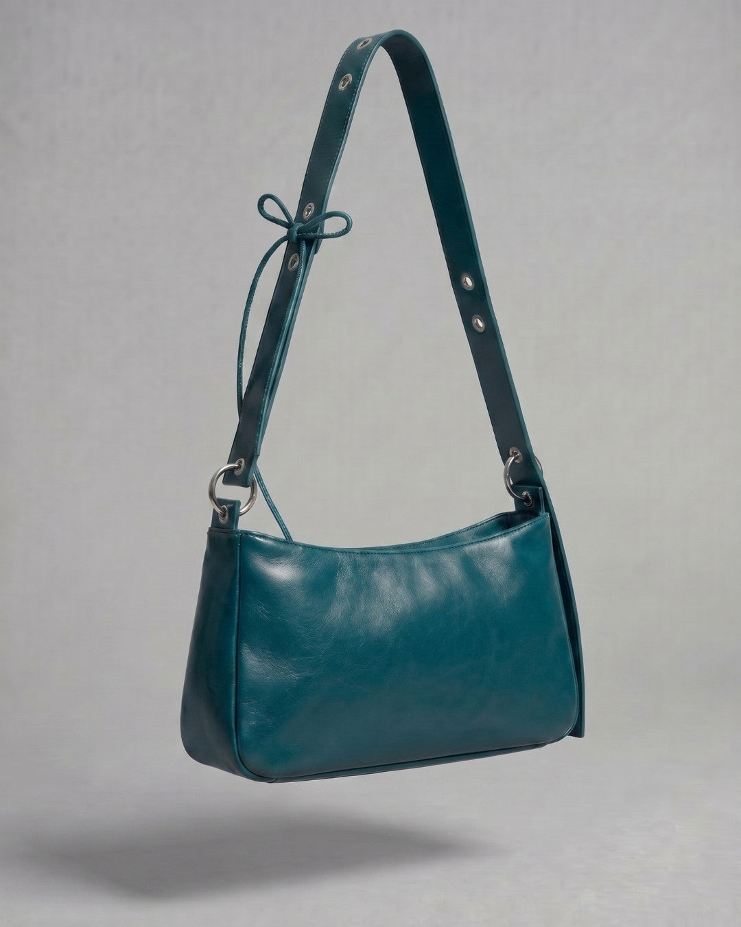 Loli - Medium leather handbag with strap and multiposition carabiners
